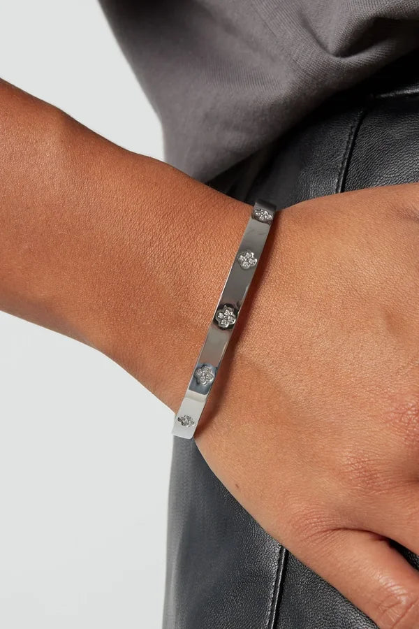 Bangle met klavers en steentjes